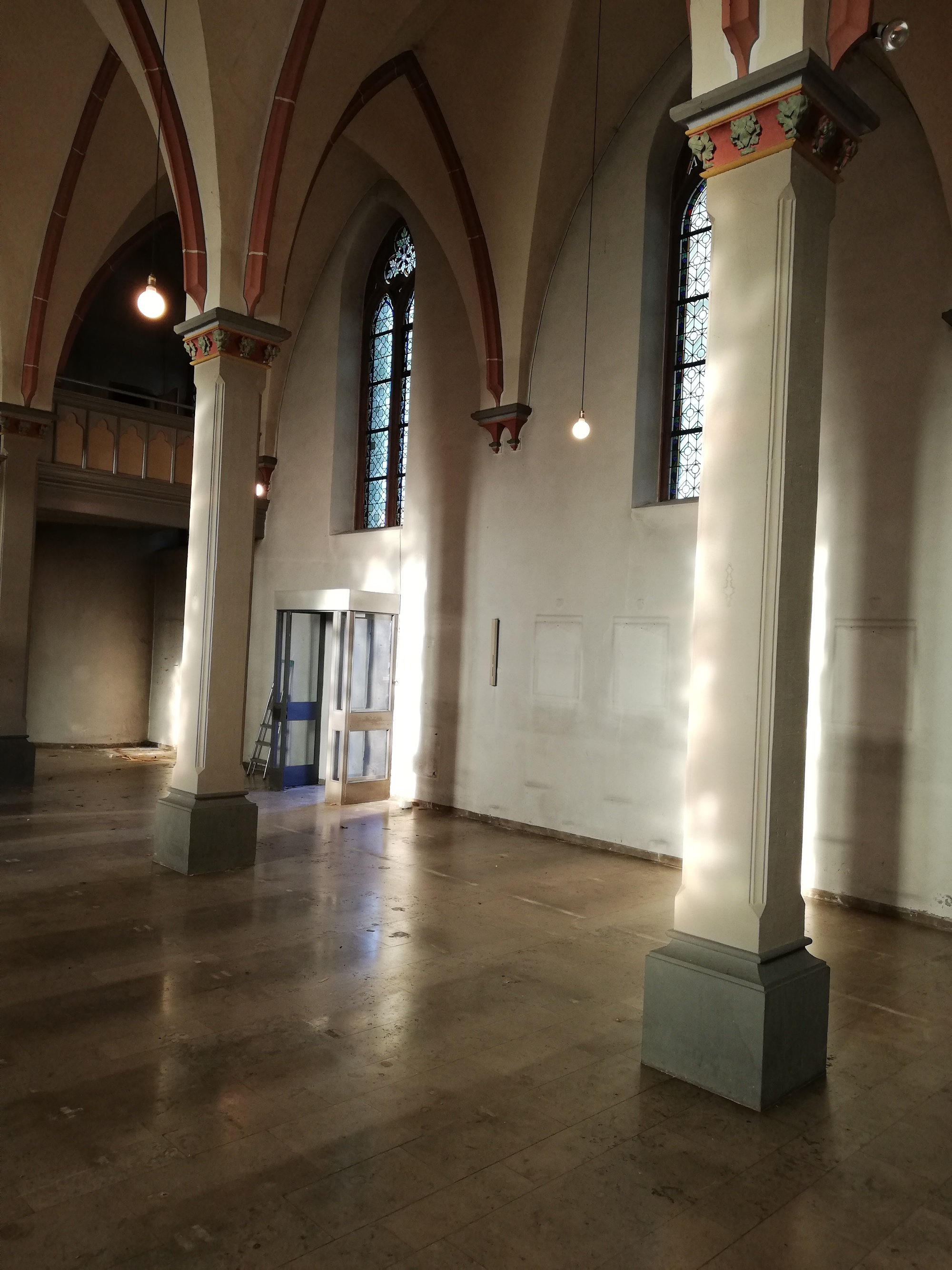 MM leeres Kirchenschiff